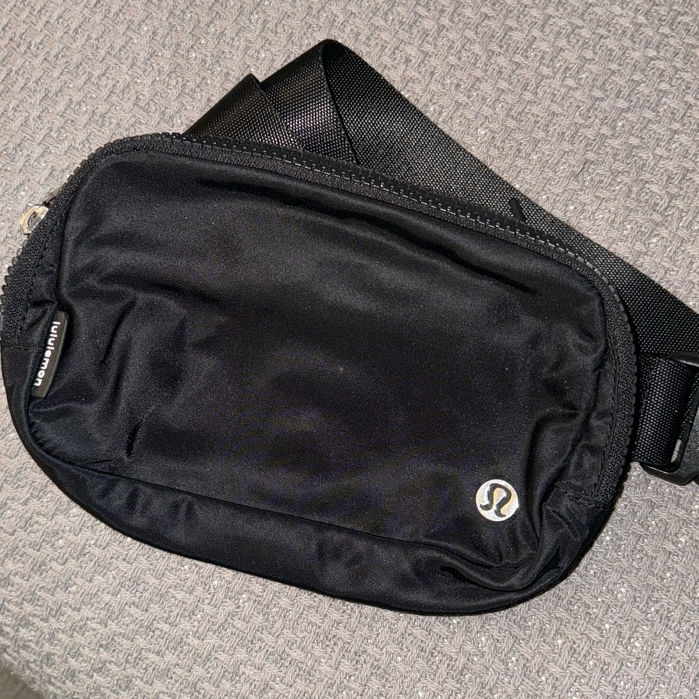 gently used lululemon 1L belt bag